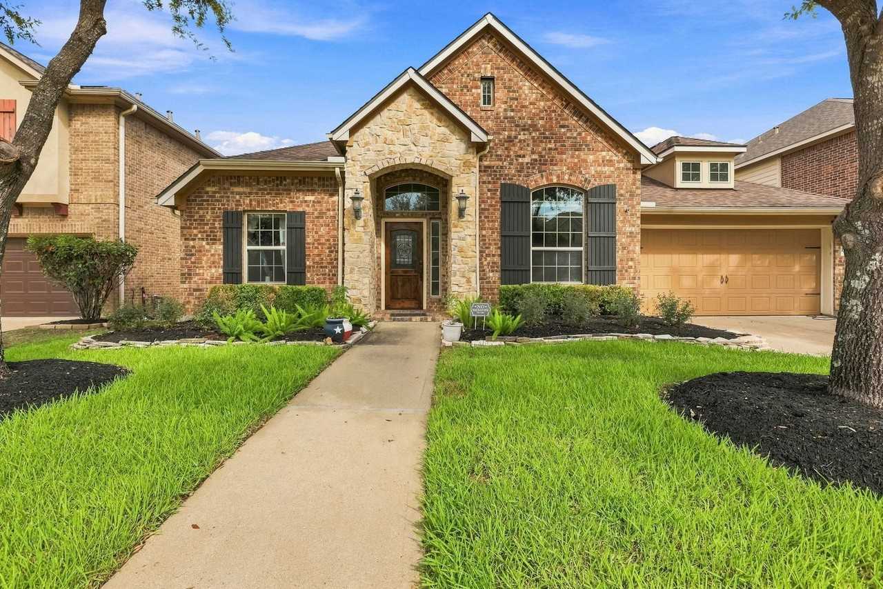 17915 Creek Bluff Ln - Photo 2 of 38
