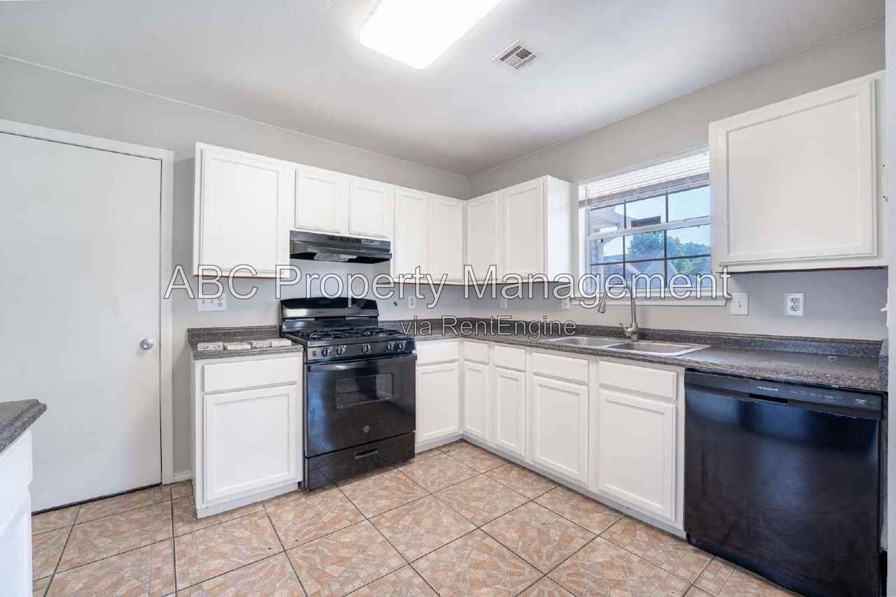 1106 S E St - Photo 2 of 16