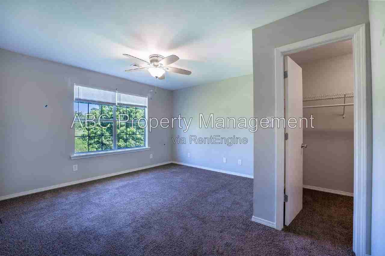 1106 S E St - Photo 3 of 16