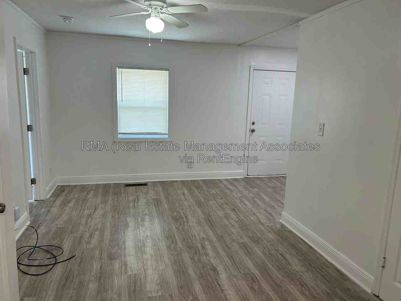 917 E Broadway St - Photo 2 of 7