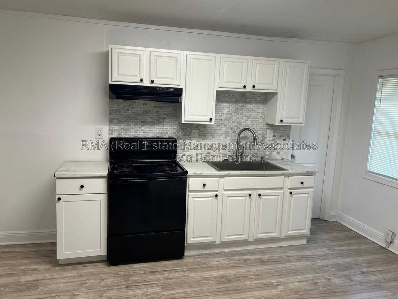 917 E Broadway St - Photo 3 of 7