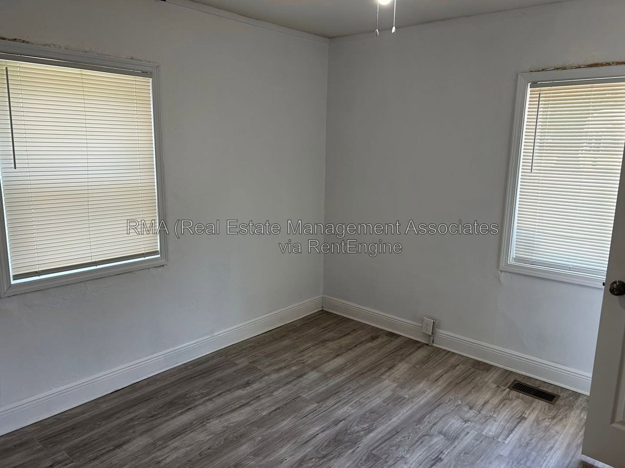 917 E Broadway St - Photo 5 of 7