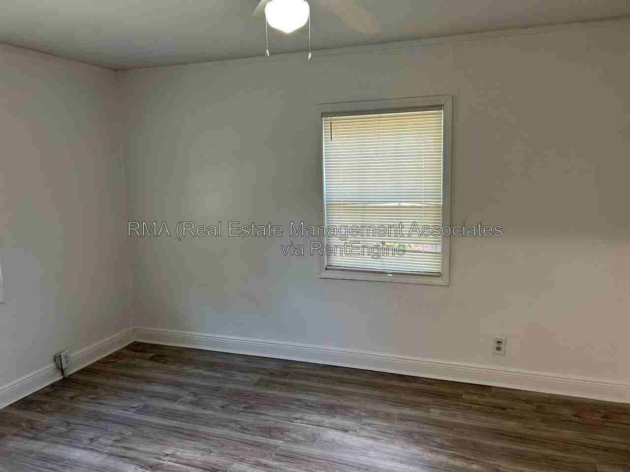 917 E Broadway St - Photo 6 of 7