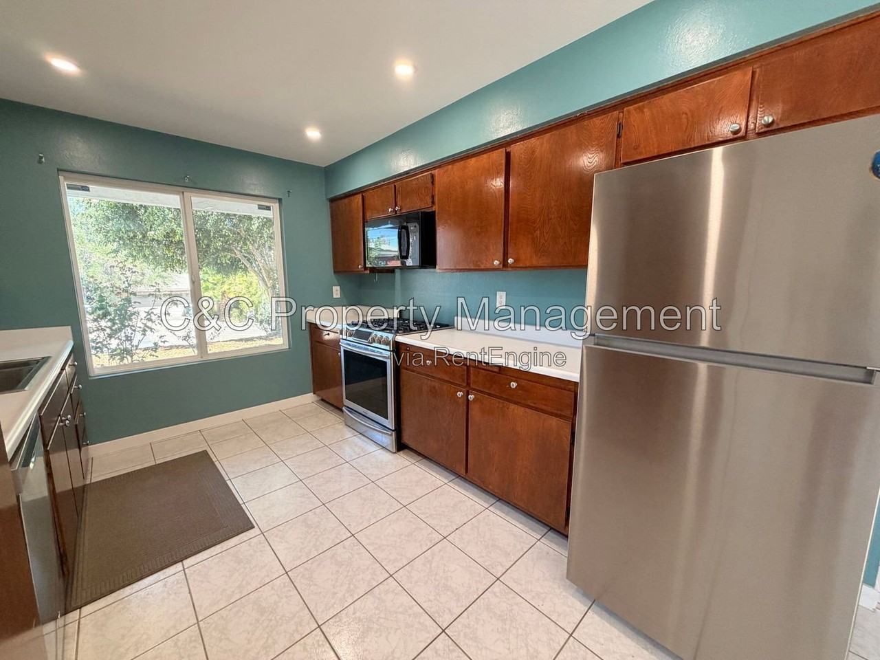 835 S Upas St - Photo 4 of 20