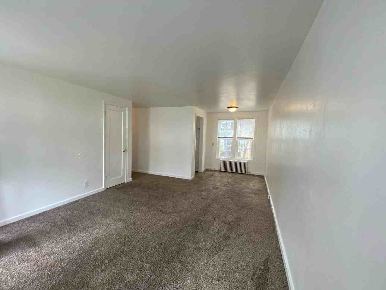 443 Ne Winchester St - Photo 3 of 24