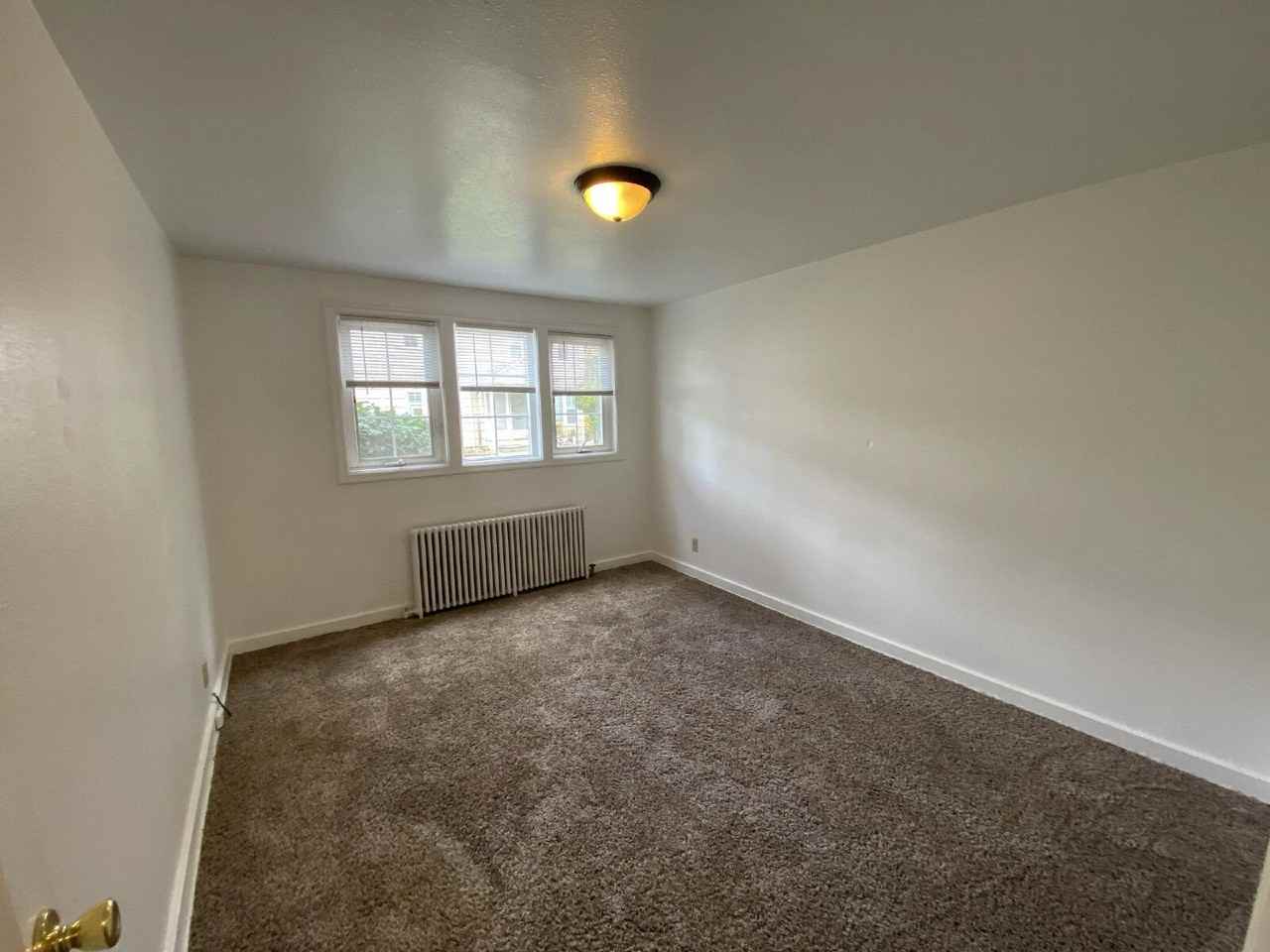 443 Ne Winchester St - Photo 5 of 24