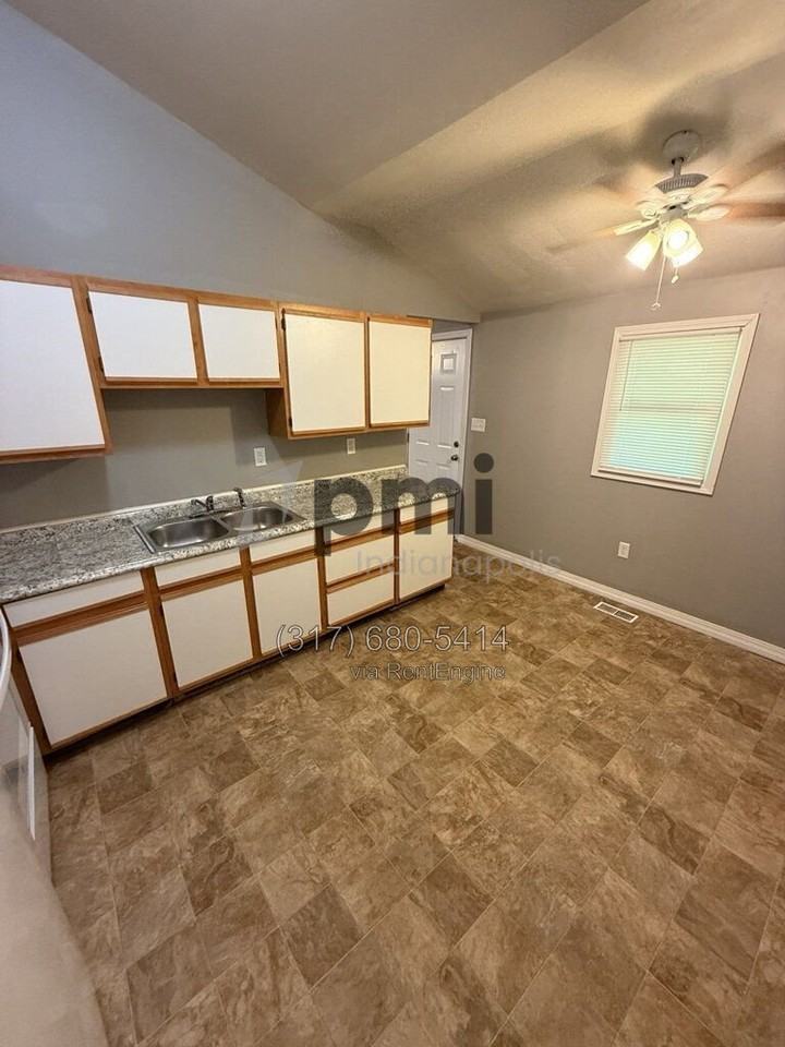 2077 Cicero Rd - Photo 5 of 34