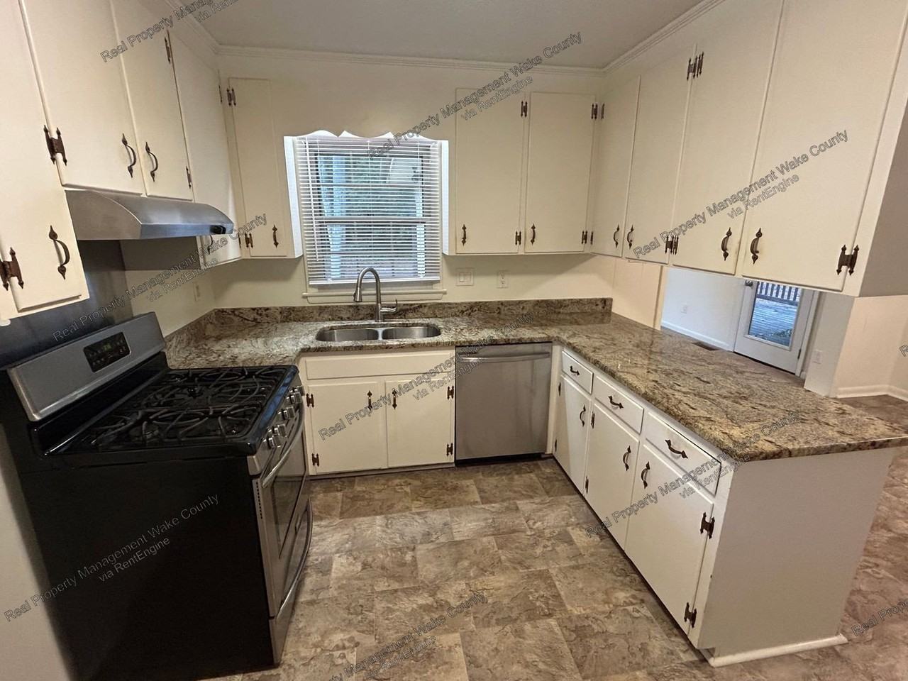 722 Brunswick Pl - Photo 4 of 37