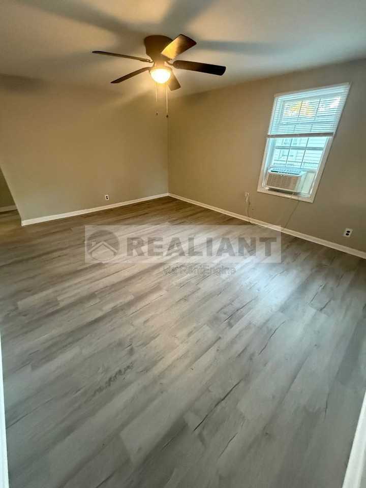 100 Meadow Ln - Photo 2 of 7