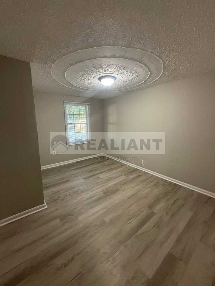 100 Meadow Ln - Photo 3 of 7