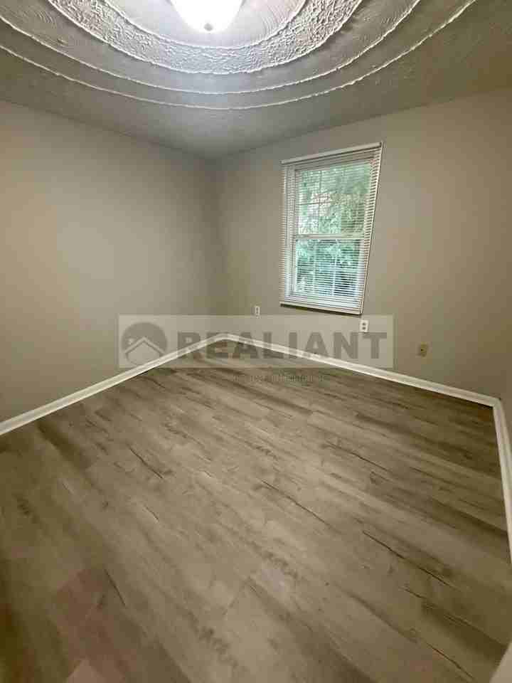100 Meadow Ln - Photo 5 of 7