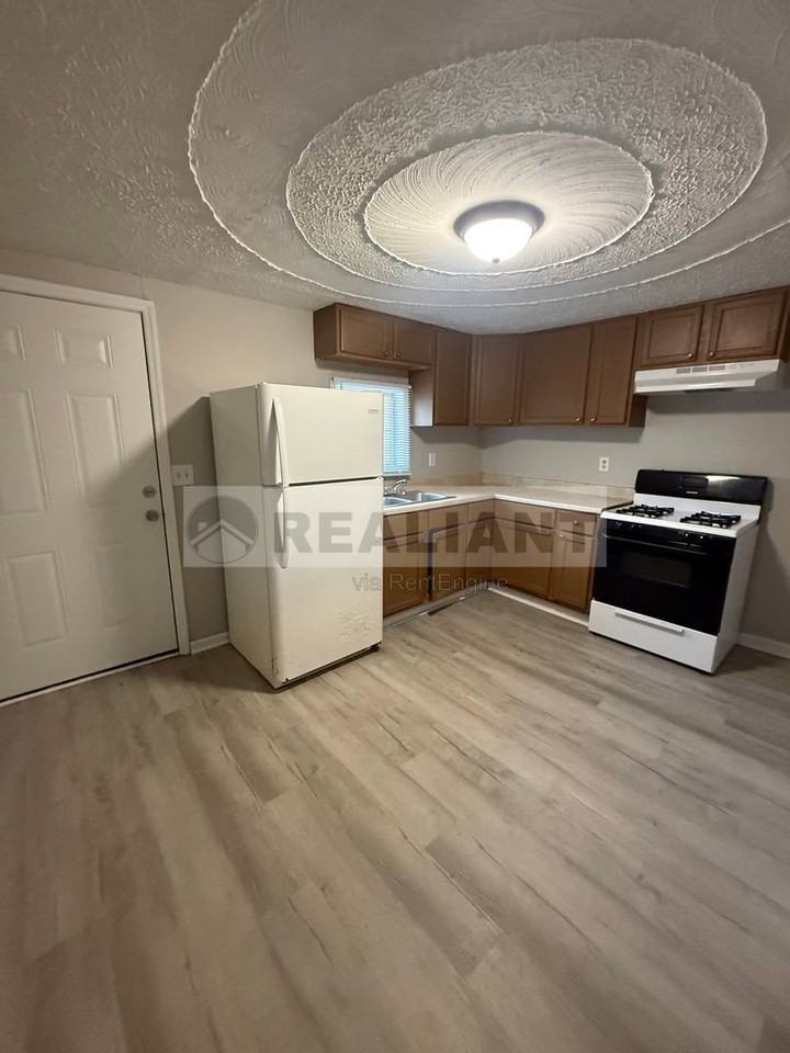 100 Meadow Ln - Photo 6 of 7