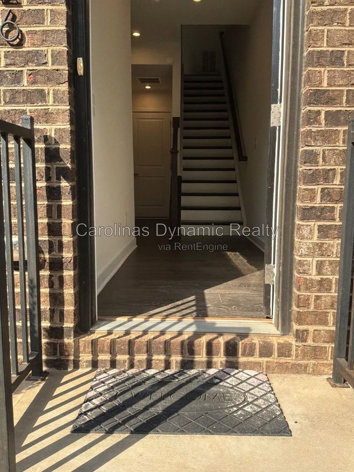 1226 Gleason Way - Photo 5 of 41