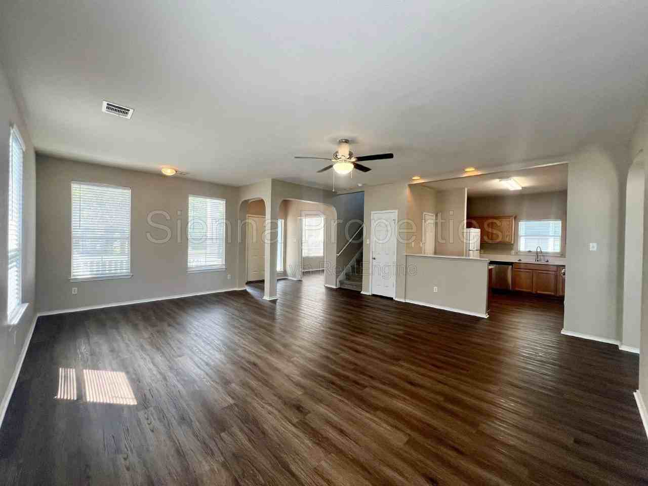 725 Sampson - Photo 4 of 36