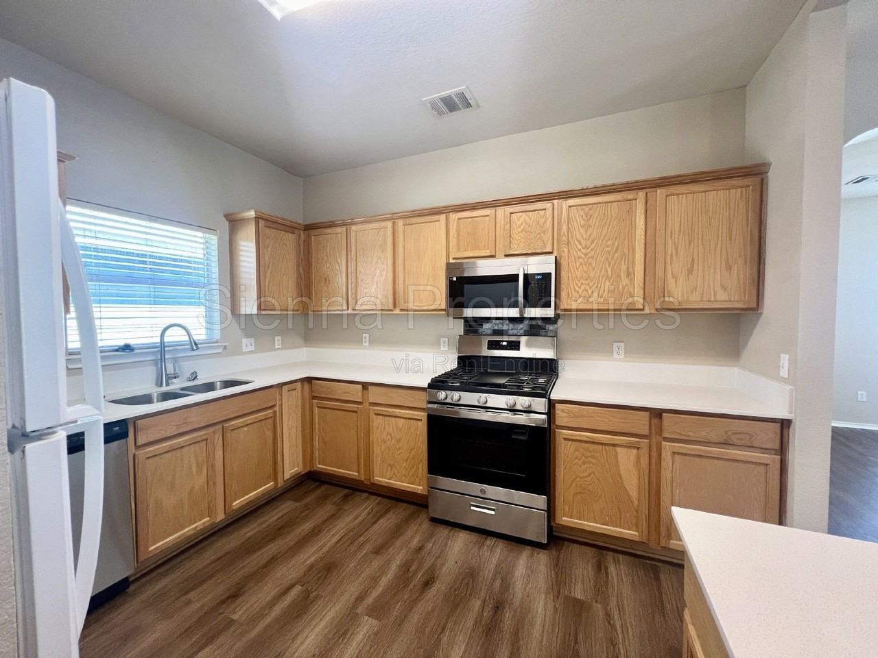 725 Sampson - Photo 5 of 36