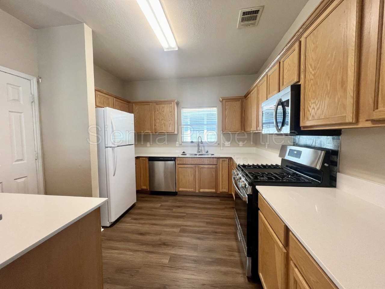 725 Sampson - Photo 7 of 36