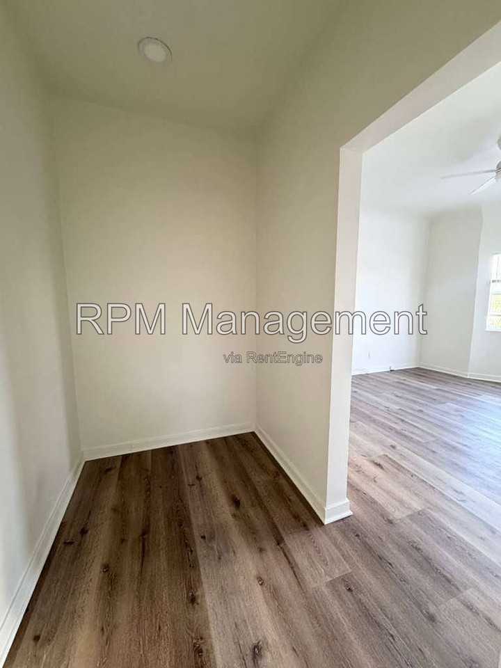 556 N Oxford Ave #101 - Photo 3 of 8