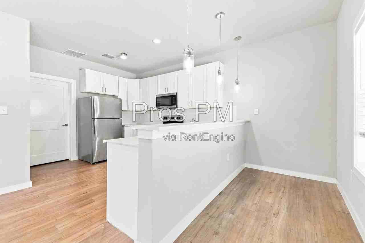1841 Crow St #101 - Photo 5 of 18