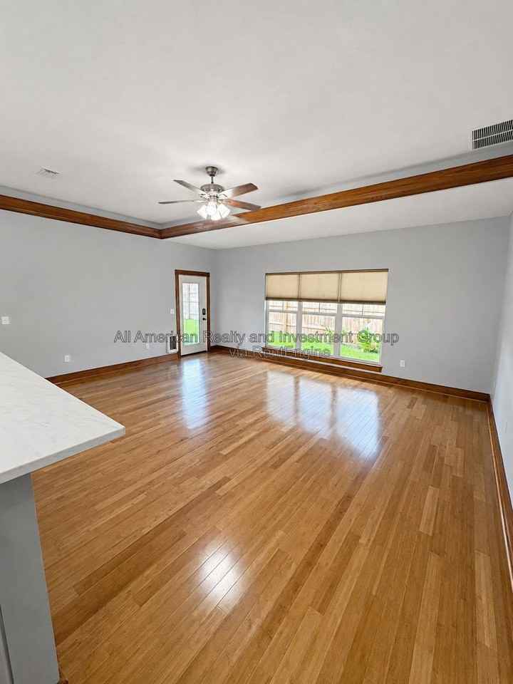 612 Lombard Cir - Photo 3 of 15
