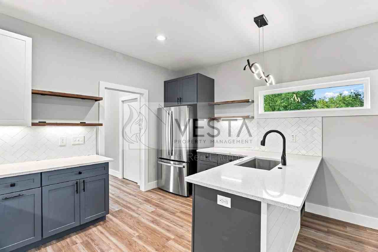 108 Tracy Ave - Photo 3 of 37