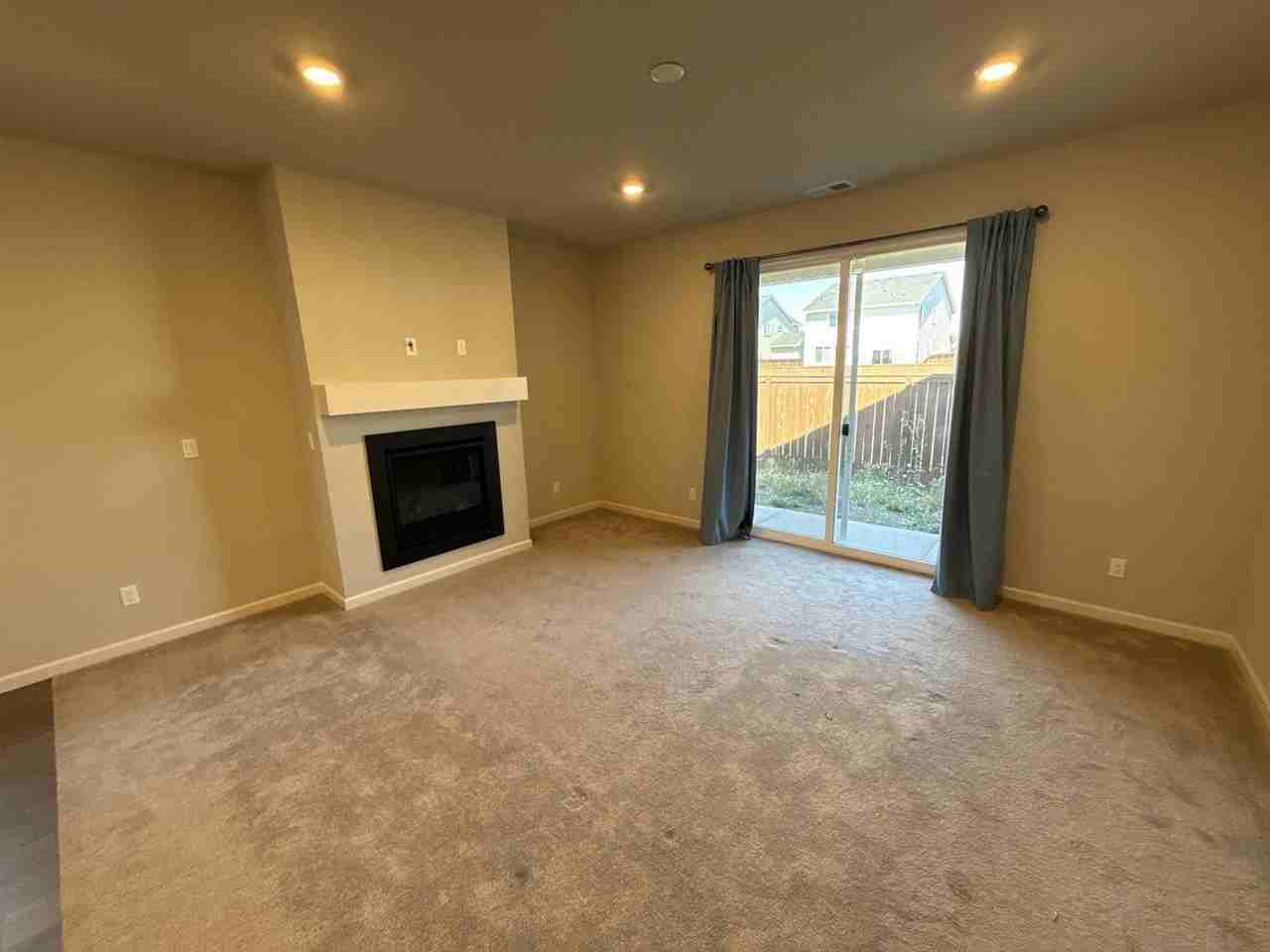 1525 Stasny Ave Se - Photo 5 of 24