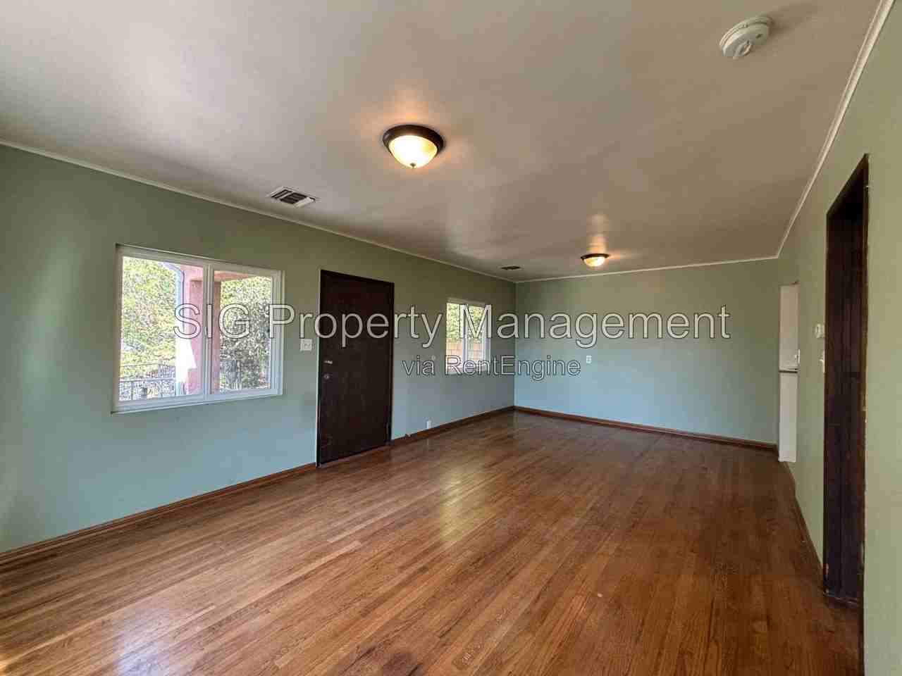 1018 Toledo St - Photo 4 of 23