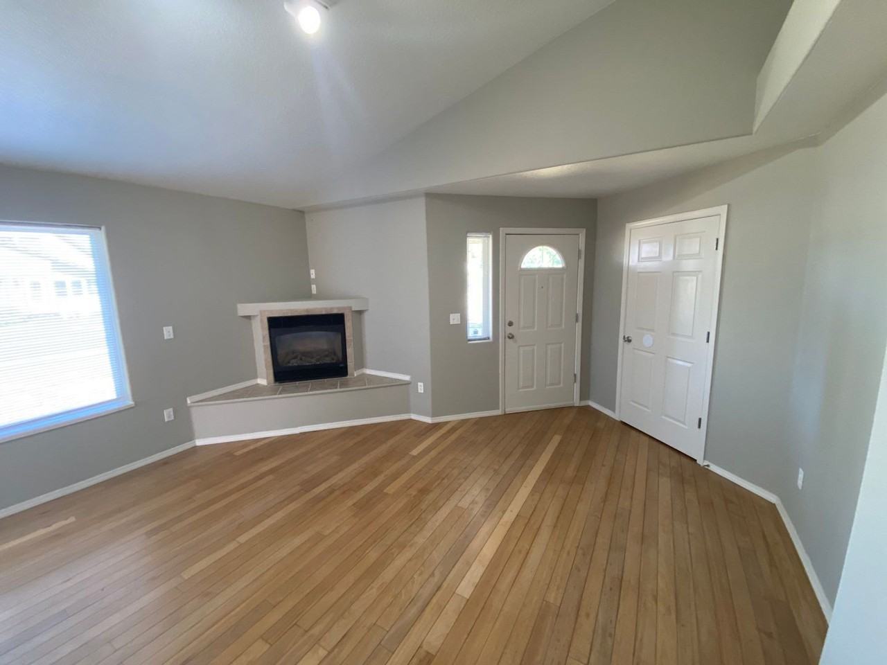 4310 Sacramento Ct Ne - Photo 3 of 19