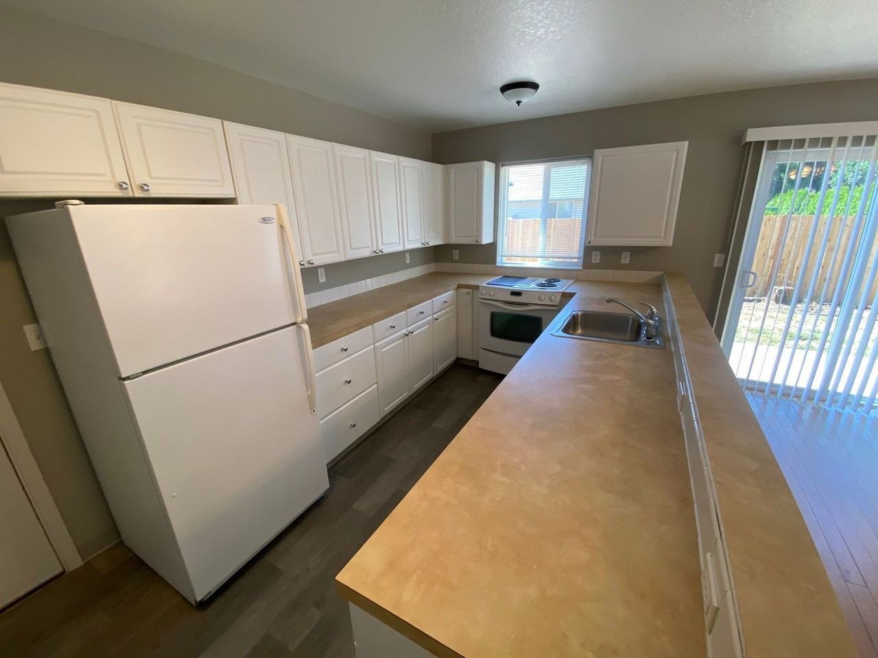 4310 Sacramento Ct Ne - Photo 5 of 19