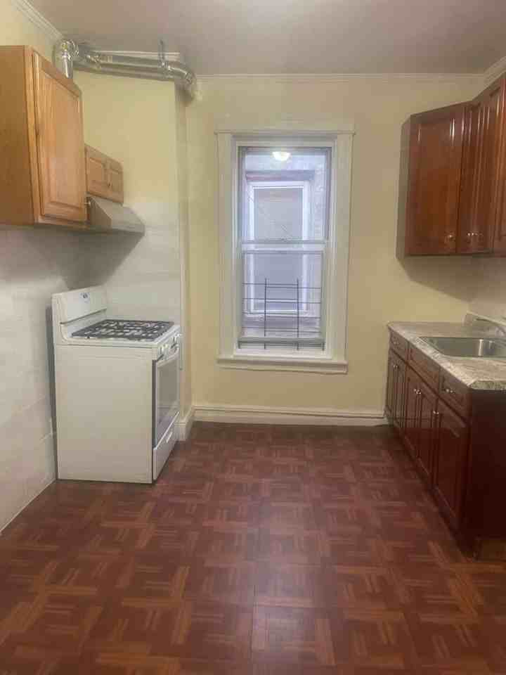569 Osborn St Fl 2 #NA - Photo 4 of 7