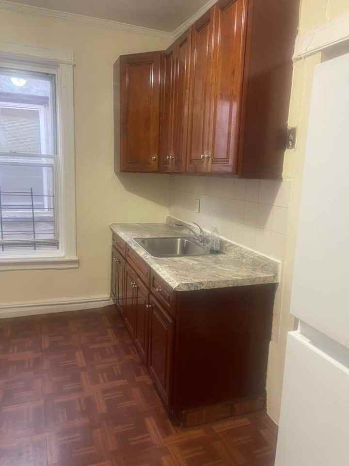 569 Osborn St Fl 2 #NA - Photo 5 of 7