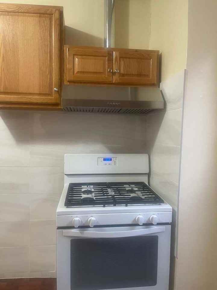 569 Osborn St Fl 2 #NA - Photo 6 of 7