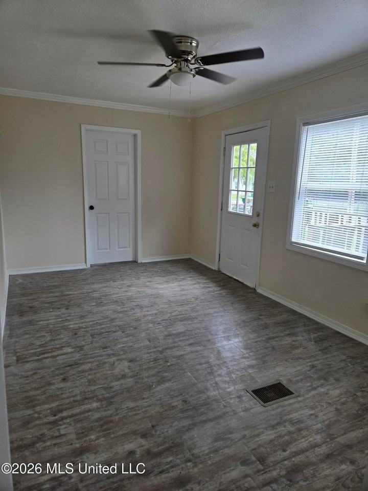 2229 33rd St - Photo 3 of 12