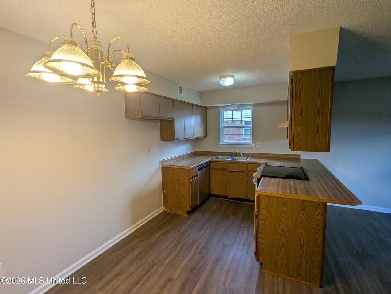 8061 Martha Ann Ln - Photo 4 of 10