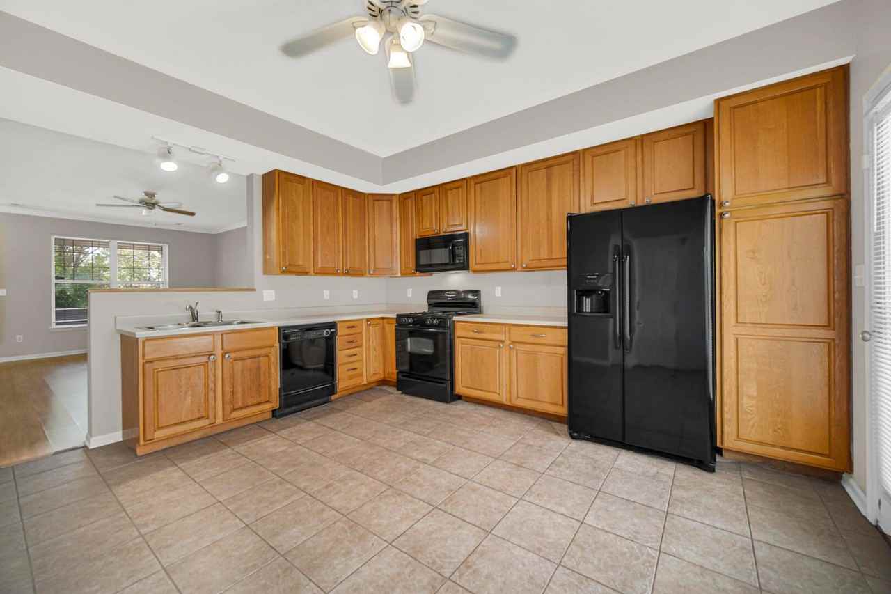 318 Village Sq - Photo 4 of 26