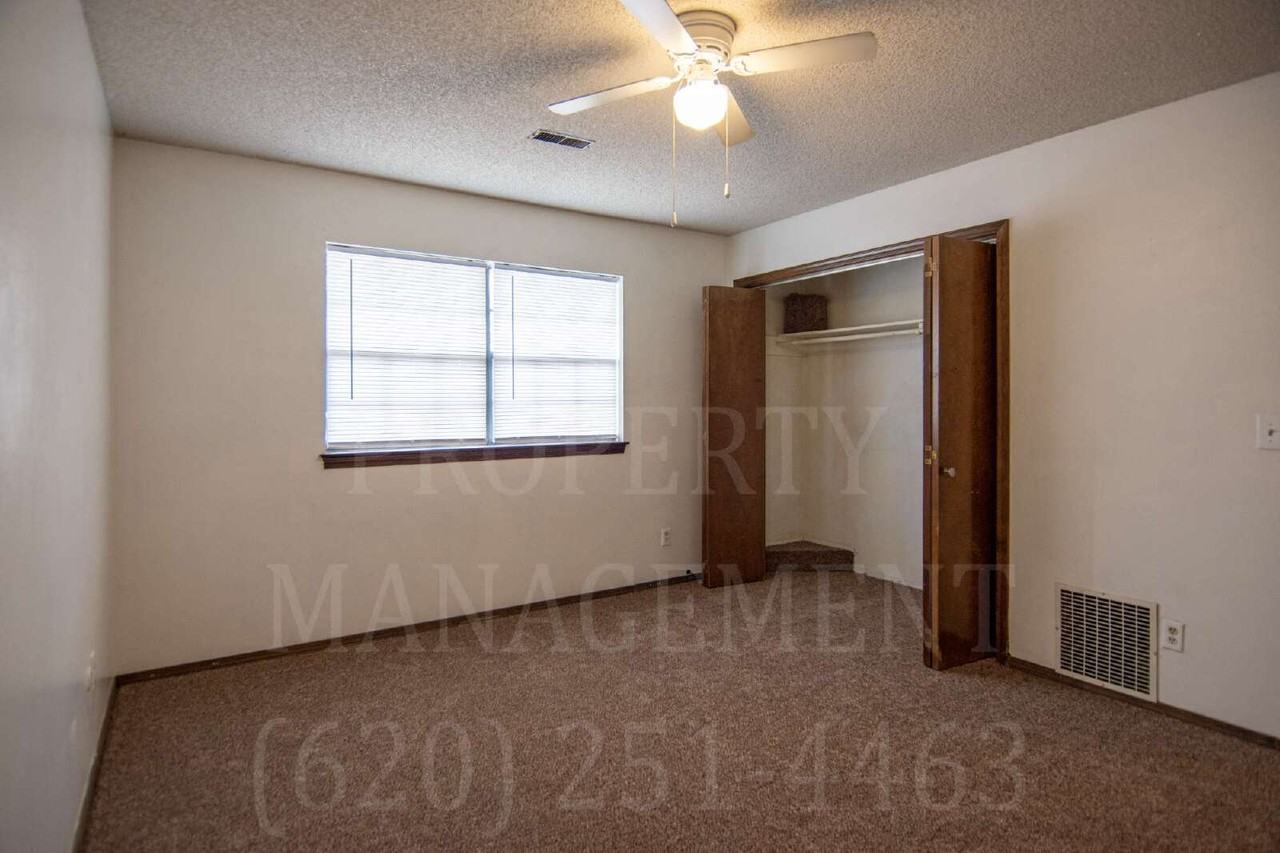 901 Harding St - Photo 5 of 19