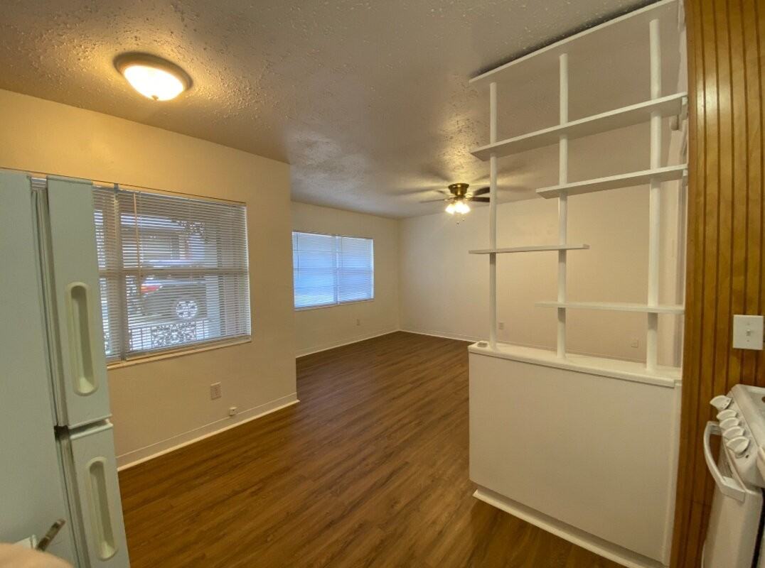 916 E Lime St #E - Photo 3 of 11