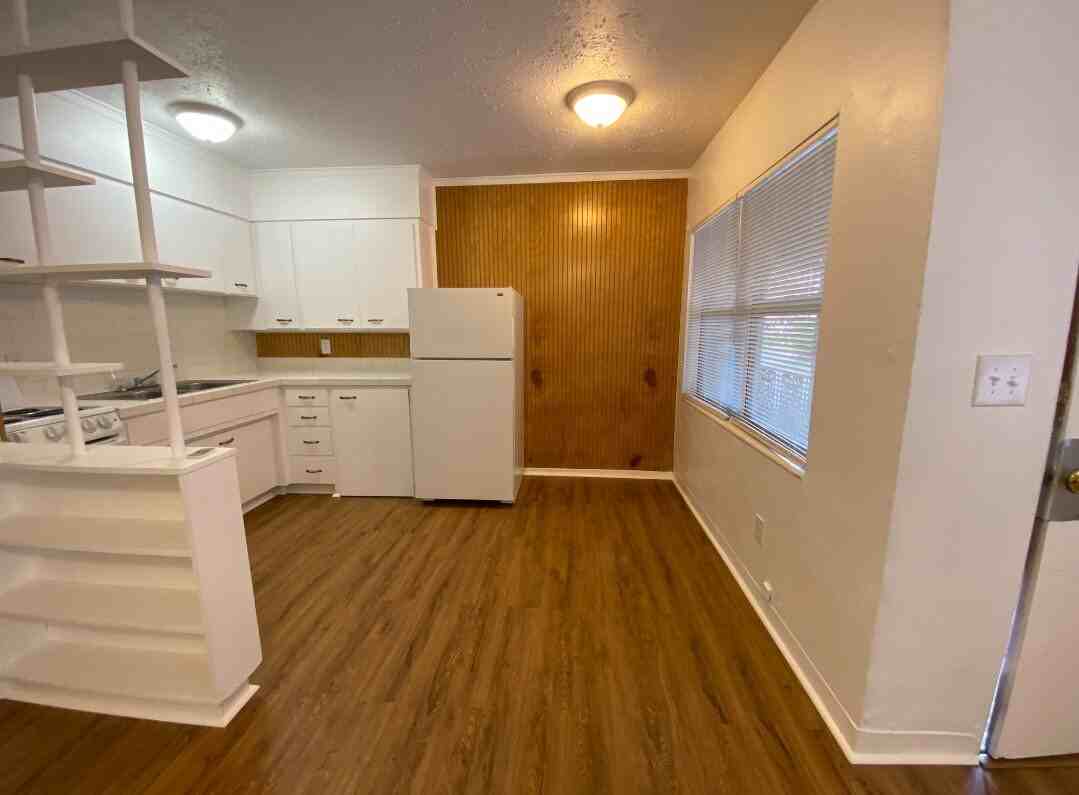 916 E Lime St #E - Photo 6 of 11