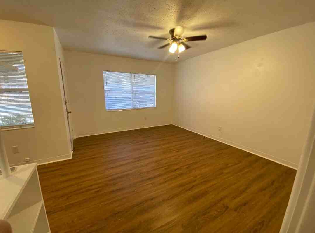 916 E Lime St #E - Photo 7 of 11