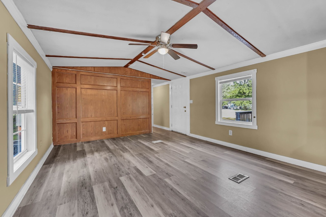 2558 Liverpool Rd - Photo 4 of 26