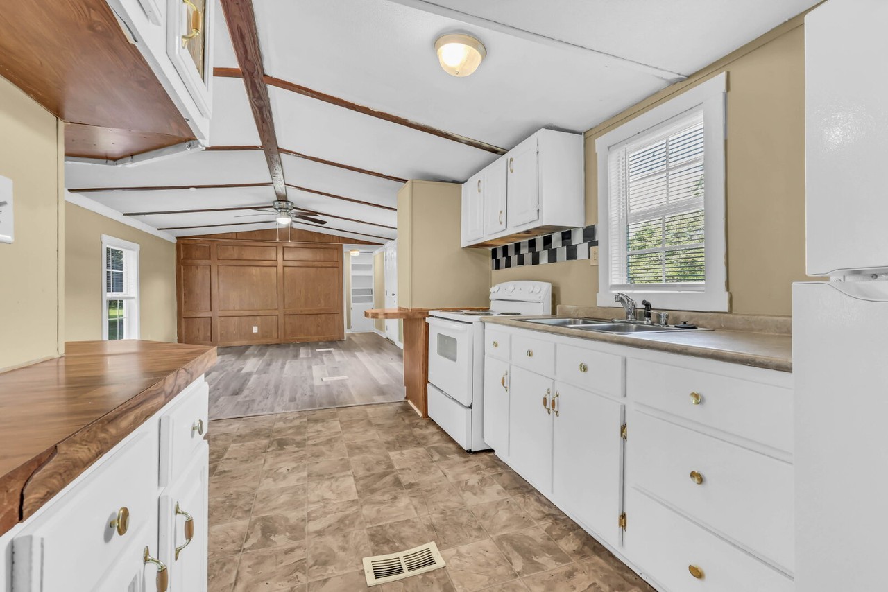 2558 Liverpool Rd - Photo 7 of 26