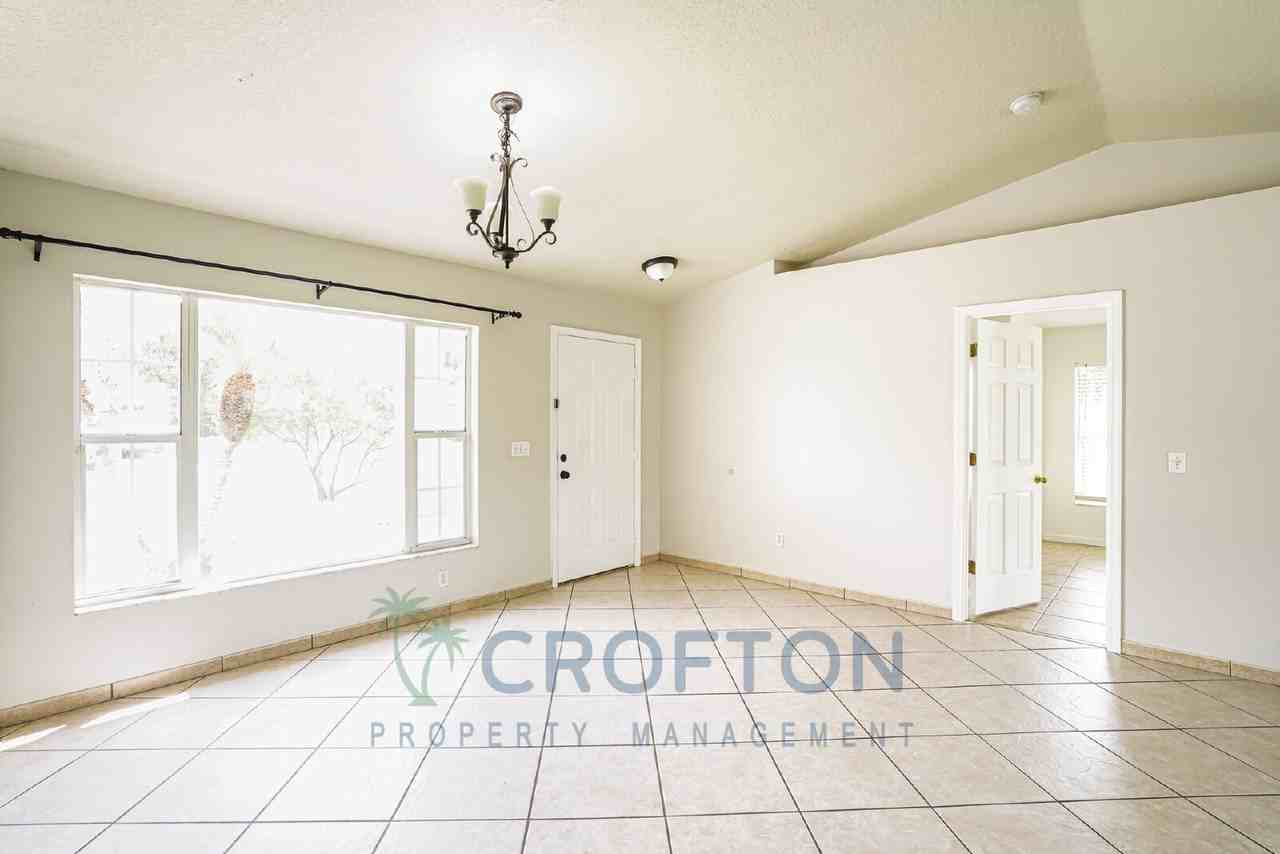 111 Crescent Ct - Photo 3 of 20