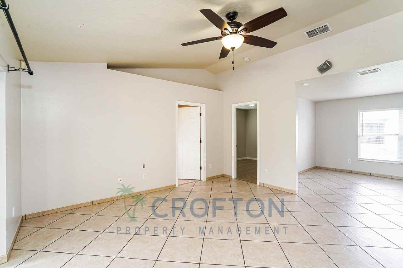 111 Crescent Ct - Photo 4 of 20