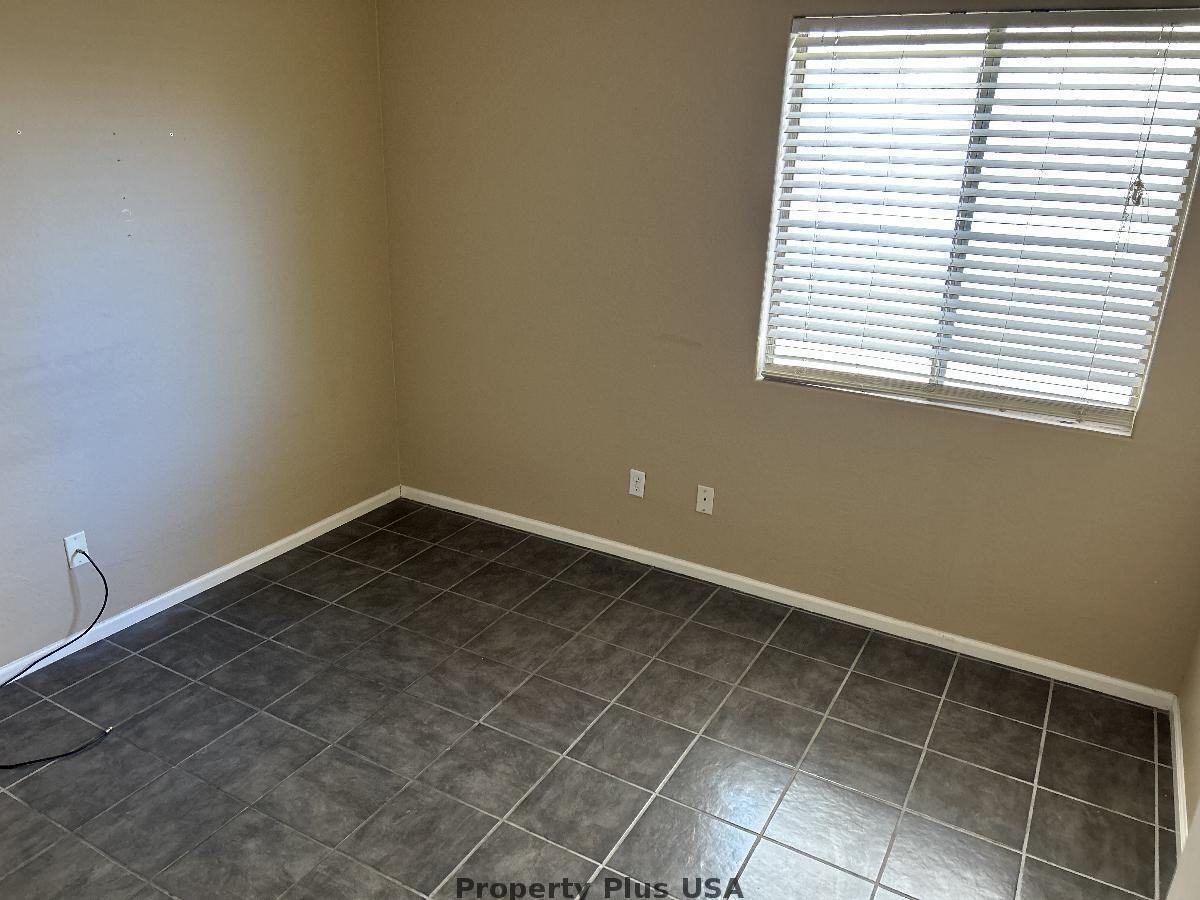 43591 W Colby Dr - Photo 2 of 10