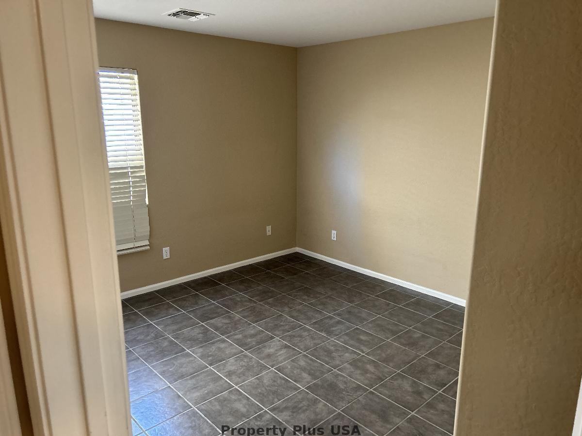 43591 W Colby Dr - Photo 3 of 10