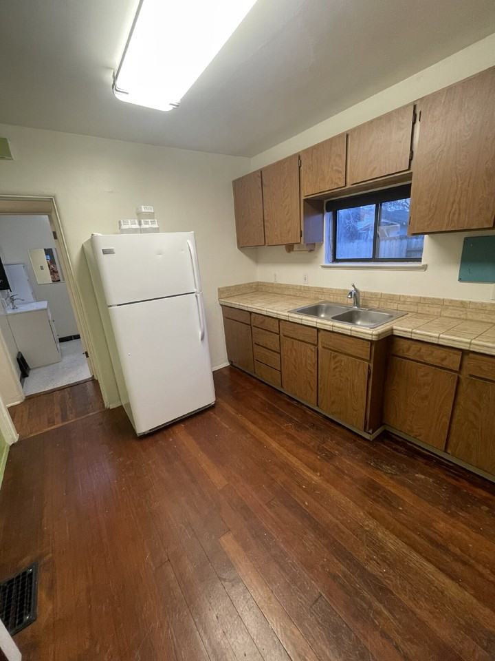 527 Crampton St - Photo 4 of 27