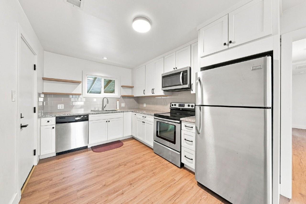 1005 Gold St - Photo 5 of 22