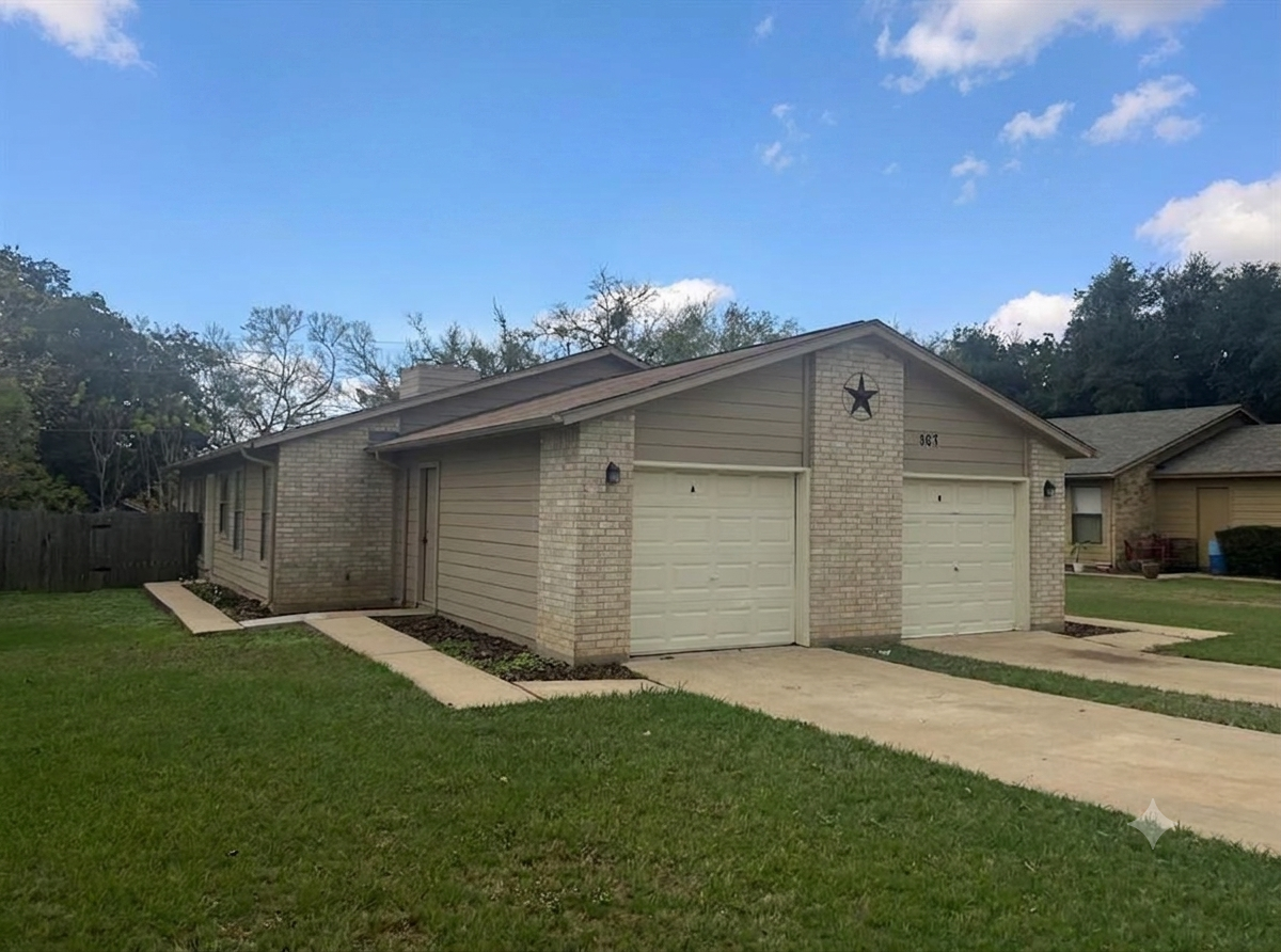 807 Lloyd Ln #A - Photo 2 of 13
