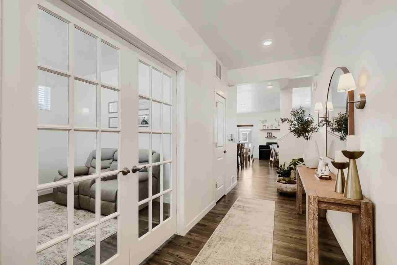 2877 Villageview Ln - Photo 4 of 32