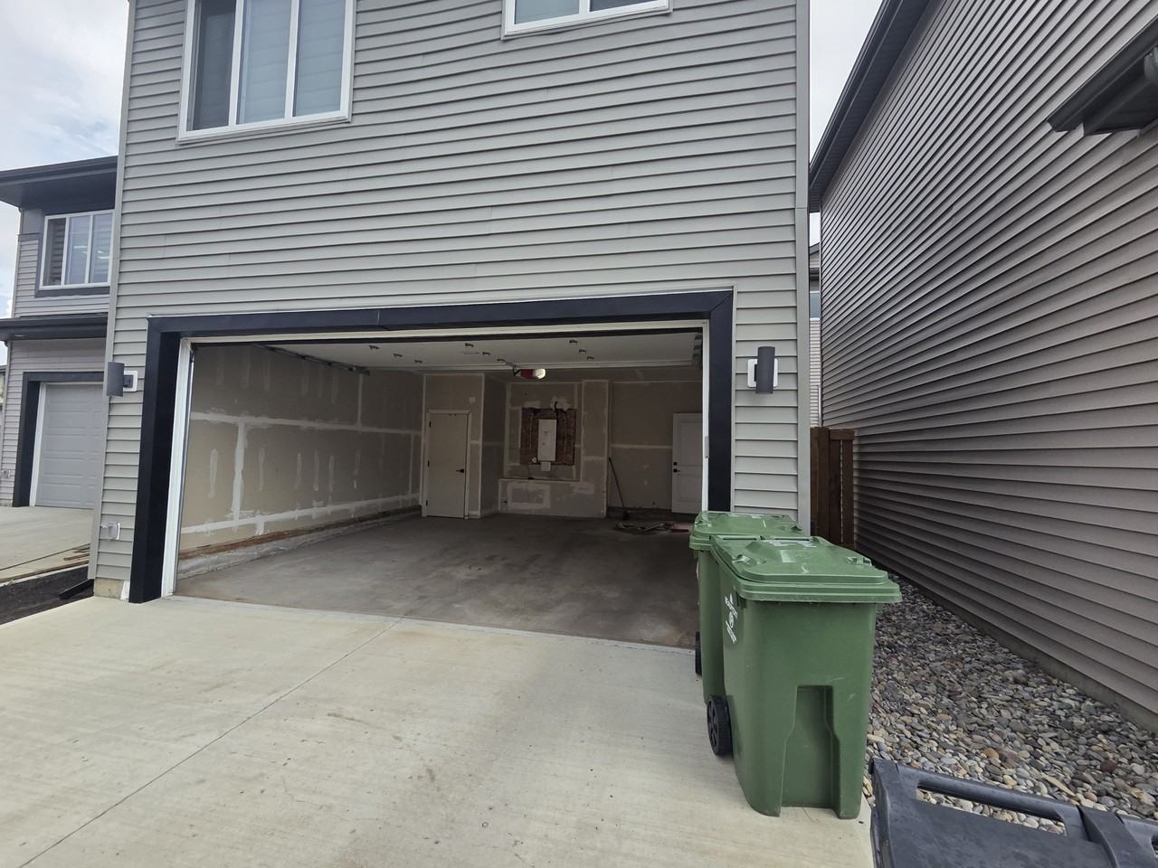 4212 38 St - Photo 3 of 22