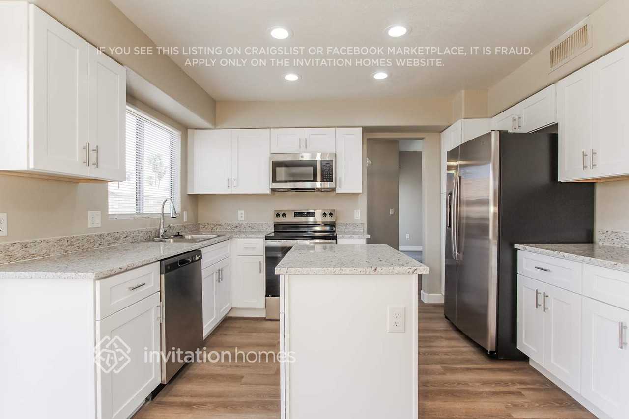 8526 W Cambridge Ave - Photo 4 of 12